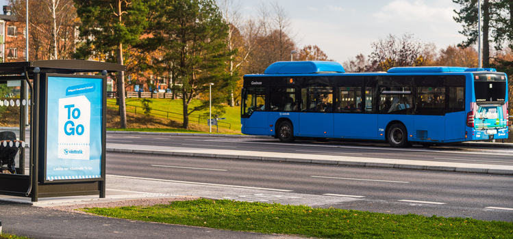 Buss vid busshållplats tätort