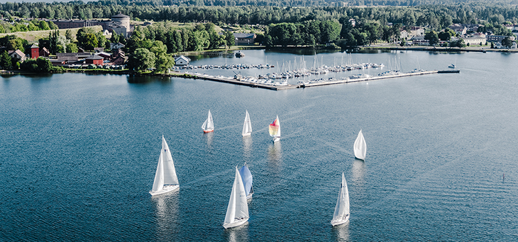 Vy över segelbåtar Stenbryggan Karlsborg