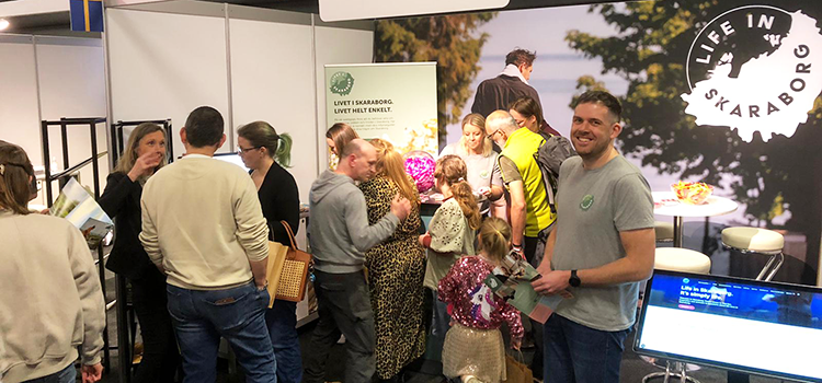 Richard och övriga representanter från Skaraborg tillsammans med besökare i Skaraborgs monter på mässan