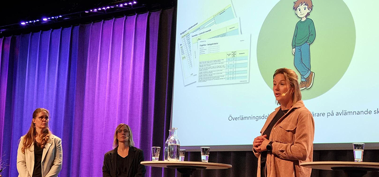 presentation på scenen under konferens