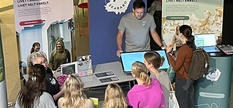 Representanter för Livet i Skaraborg pratar med besökare på mässa
