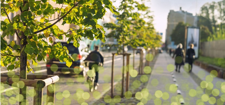 Stadsmiljö med personer som går och cyklar