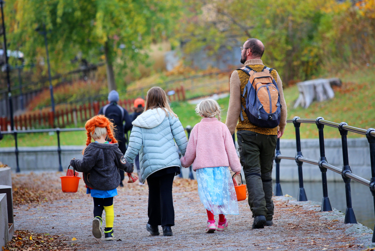 Leende undersköterska pratar med äldre kvinna 