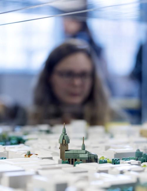 Kvinna med stängda ögon och ansiktet vänt mot höstsolen