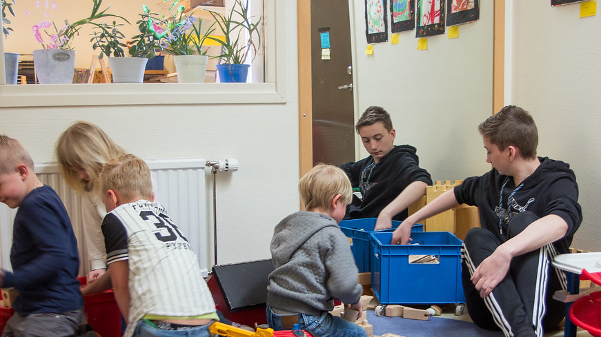 Barn i förskolan tillsammans med en praktikant