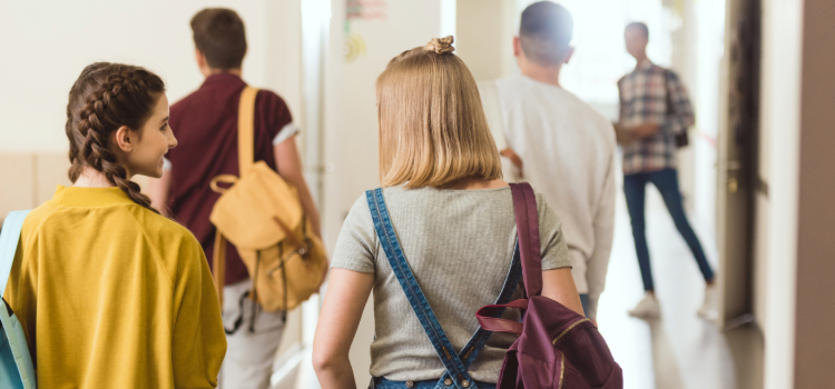 Elever i en korridor på skola